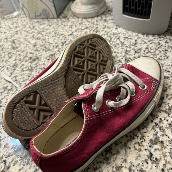 Converse shoes, maroon not red - Picture 3 of 3